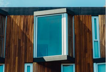 menuiserie-exterieure-bow-window-RE2020