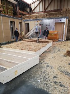 prefabrication-murs-ossature-bois-avec-bottes-de-paille